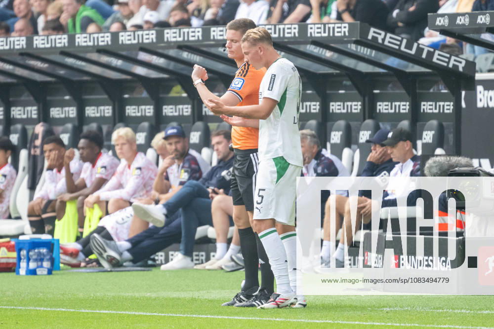 Jan Leszczynski, Borussia Mönchengladbach, 05, must wait one minute after receiving treatment. Borussia Mönchengladbach vs. 1. FSV Mainz 05, Soccer, Bundesliga 1, Matchday 4, 2026–2027 Season, September 19, 2026 DFL DFB regulations prohibit any use of photographs as image sequences and or quasi-video Borussia Mönchengladbach vs. 1. FSV Mainz 05, Soccer, Bundesliga 1, Matchday 4, 2026–2027 season, September 19, 2026, Mönchengladbach
