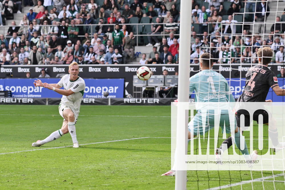 Isac Lidberg of Borussia Mönchengladbach (left) scores the goal on September 19, 2026, Soccer, 1. Bundesliga, 2026–2027 season, Matchday 4, Borussia Mönchengladbach 1 FSV Mainz 05. DFL regulations prohibit any use of photographs as image sequences and or quasi-video. Mönchengladbach, Borussia Park, North Rhine-Westphalia, Germany Team2
