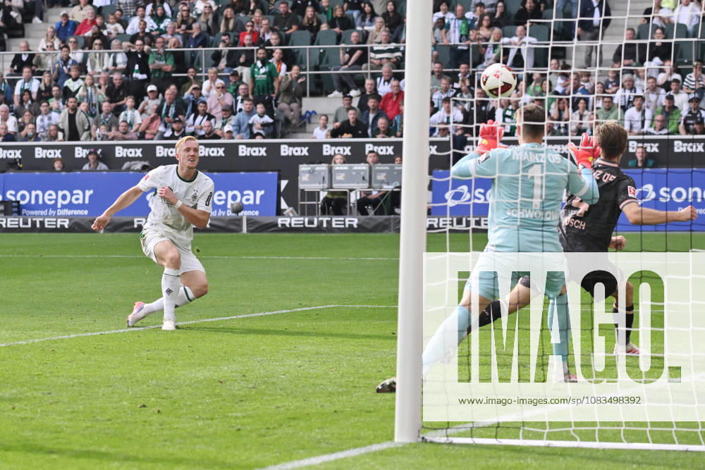 Isac Lidberg of Borussia Mönchengladbach (left) scores the goal on September 19, 2026, Soccer, 1. Bundesliga, 2026–2027 season, Matchday 4, Borussia Mönchengladbach 1 FSV Mainz 05. DFL regulations prohibit any use of photographs as image sequences and or quasi-video. Mönchengladbach, Borussia Park, North Rhine-Westphalia, Germany Team2