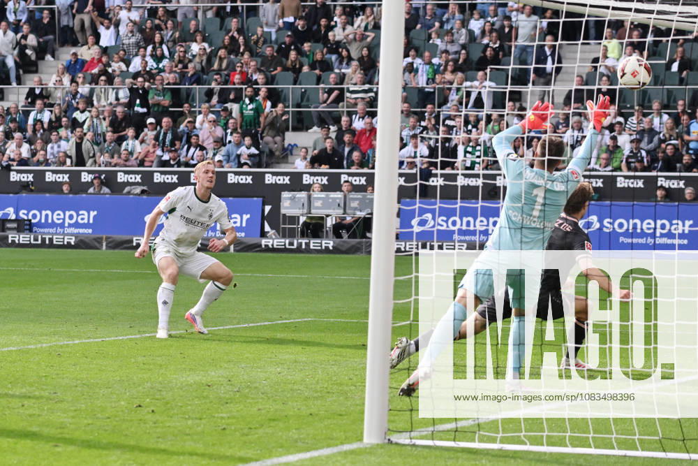 Isac Lidberg of Borussia Mönchengladbach (left) scores the goal on September 19, 2026, Soccer, 1. Bundesliga, 2026–2027 season, Matchday 4, Borussia Mönchengladbach 1 FSV Mainz 05. DFL regulations prohibit any use of photographs as image sequences and or quasi-video. Mönchengladbach, Borussia Park, North Rhine-Westphalia, Germany Team2