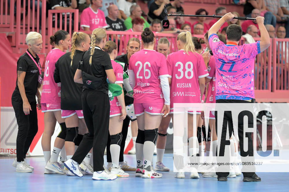 Miriam Hirsch of TusSies Metzingen, coach during a timeout for the TusSies; TusSies Metzingen vs. Thueringer HC, handball, Alsco HBF, Matchday 4, 2026–2027 season, September 19, 2026, TusSies Metzingen vs. Thueringer HC, Handball, Alsco HBF, Matchday 4, 2026–2027 Season, September 19, 2026, Tübingen