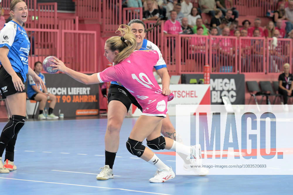Johanna Farkas (TusSies Metzingen), 19, in action against Marcela Arounian (Thüringer HC), 36; TusSies Metzingen vs. Thüringer HC, Handball, Alsco HBF, Matchday 4, 2026–2027 Season, September 19, 2026, TusSies Metzingen vs. Thuringer HC, Handball, Alsco HBF, Matchday 4, 2026–2027 Season, September 19, 2026, Tübingen
