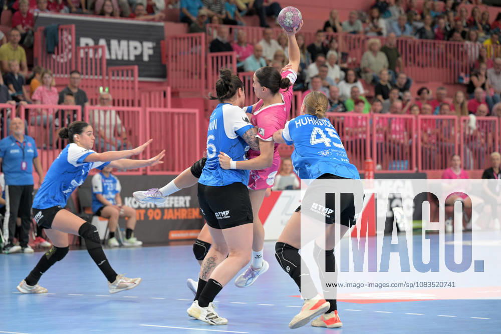 Santina Sabatnig (TusSies Metzingen), 18, takes on Marcela Arounian (Thueringer HC), 36, and Jolina Huhnstock (Thueringer HC), 45. TusSies Metzingen vs. Thueringer HC, Handball, Alsco HBF, Matchday 4, 2026–2027 Season, September 19, 2026 TusSies Metzingen vs. Thueringer HC, Handball, Alsco HBF, Matchday 4, 2026–2027 Season, September 19, 2026, Tübingen