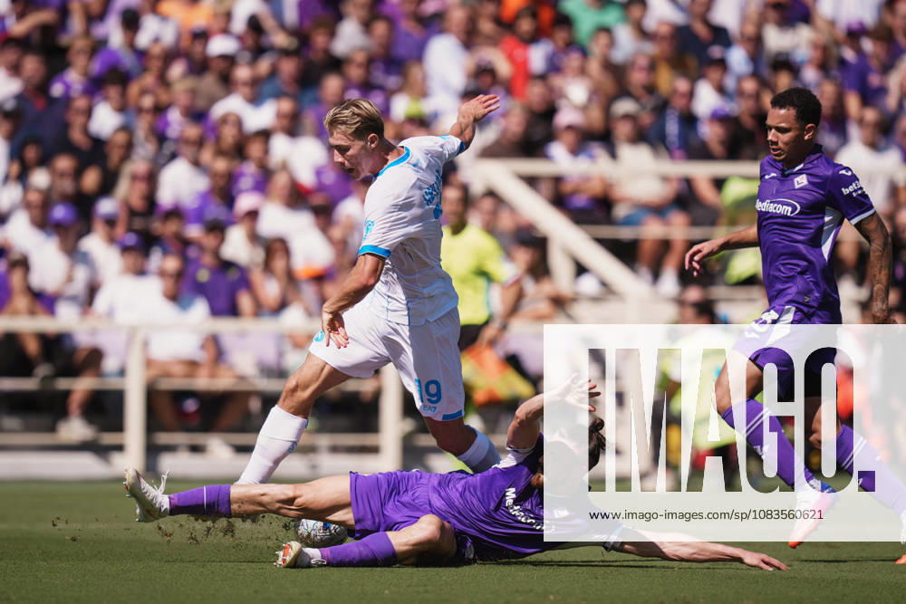 NapoliÕs Rasmus Hojlund fights for the ball with FiorentinaÕs Radu Dragusin during the Serie A soccer match between Fiorentina and Napoli at the Artemio Franchi Stadium in Florence, north Italy - Sunday, September 20, 2026 -