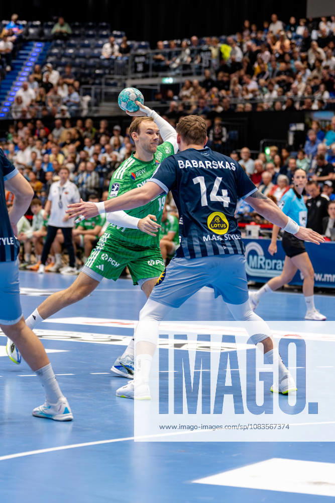 Düsseldorf, September 20, 2026, Handball, Men s, Opel Bundesliga, Matchday 5, 2026–2027 Bergische HC vs. Füchse Berlin Mathias Gidsel of Füchse Berlin, 19, on a shot from the backcourt against Gerdas Babarskas of Bergische HC, 14