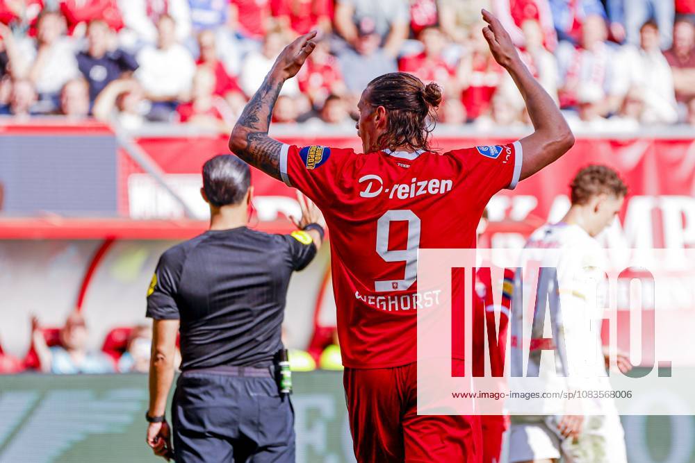 ENSCHEDE - Wout Weghorst of FC Twente reacts during the Eredivisie match between FC Twente and PSV Eindhoven at De Grolsch Veste stadium on September 20, 2026, in Enschede, the Netherlands. WART BRINKERHOF ANP Eredivisie 2026 27 ANPxSportx xMarcelxterxBalsxIVx 569399935 originalFilename: 569399935