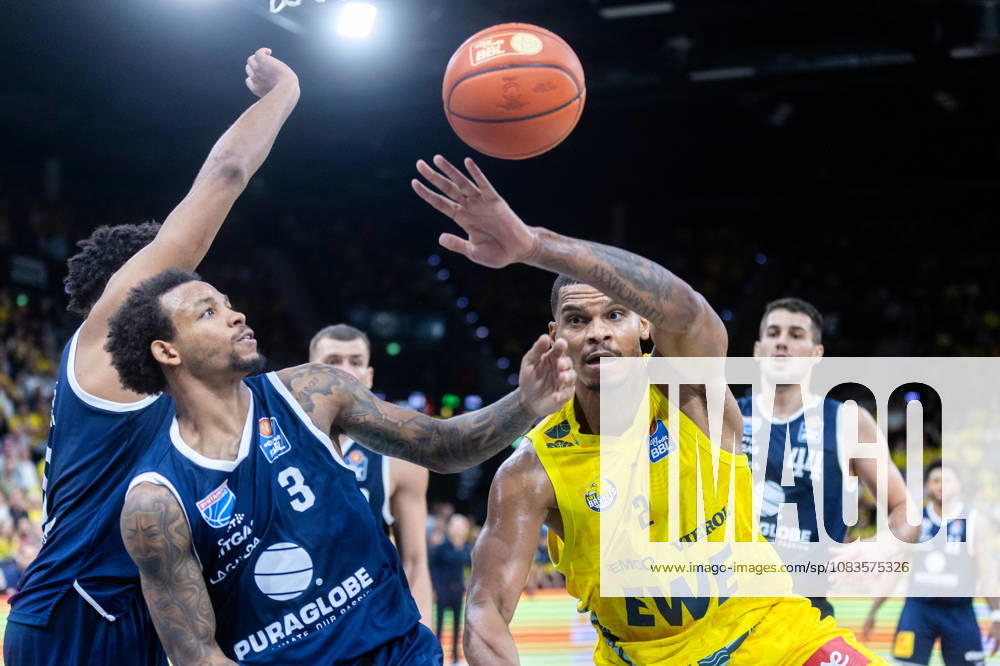 Oldenburg, Lower Saxony, Germany, September 20, 2026, Demajeo Wiggins (right), EWE Baskets Oldenburg, and DeLonnie Hunt (left), Syntainics MBC; EWE Baskets Oldenburg vs. Syntainics MBC; Basketball 1; Basketball Bundesliga; 2026–2027 season, Matchday 1, Grosse EWE Arena: EWE Baskets Oldenburg vs. Syntainics MBC Weißenfels www.andreas-burmann.de