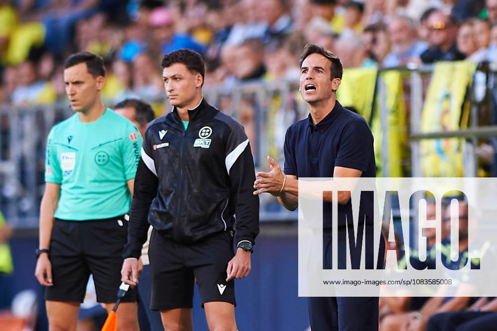 Head coach Inigo Perez of Villarreal CF during the LaLiga EA Sports match between Villarreal CF and Levante UD at Estadio de la Cerámica on September 20, 2026, in Villarreal, Spain