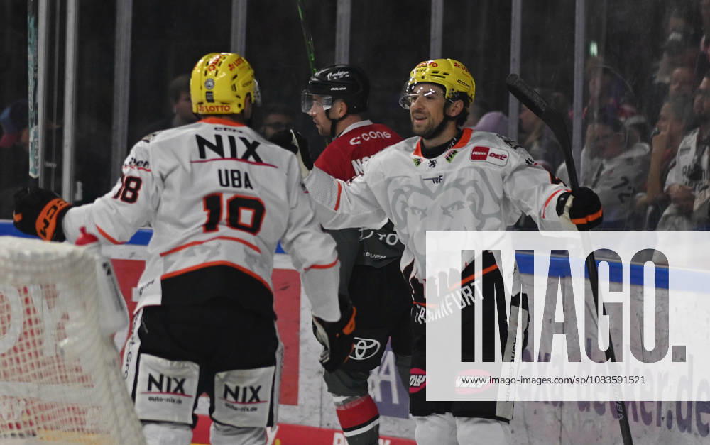 KEC, Ice Hockey, Haie LanxessArena: Kölner Haie vs. Löwen Frankfurt. From left to right: Michael Joyaux (Frankfurt, right) and Eric Jonatha Uba (Frankfurt, left) after scoring the goal that narrowed the score to 1–3. Cologne