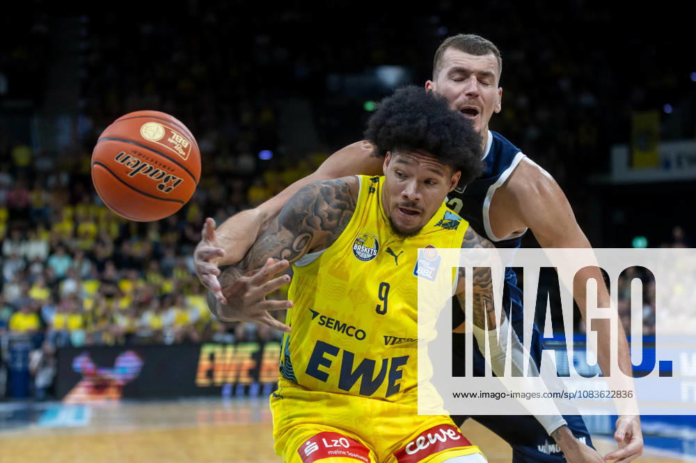 Oldenburg, Lower Saxony, Germany, September 20, 2026, Tylan Pope (left), EWE Baskets Oldenburg, and Borisa Simanic (right), Syntainics MBC; EWE Baskets Oldenburg vs. Syntainics MBC; Basketball 1; Basketball Bundesliga; 2026–2027 season, Matchday 1, Grosse EWE Arena: EWE Baskets Oldenburg vs. Syntainics MBC Weißenfels www.andreas-burmann.de