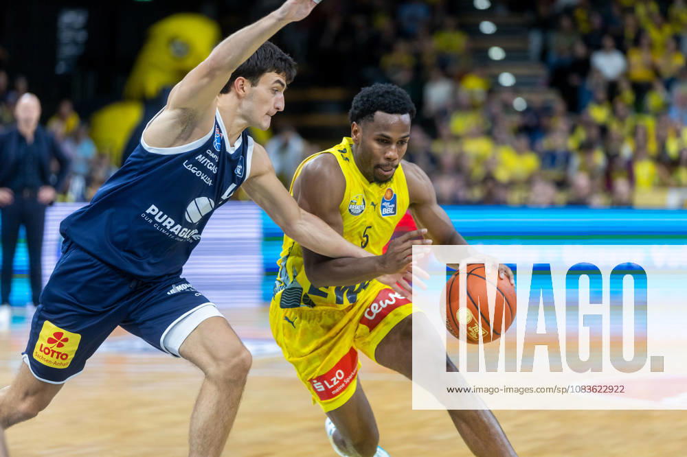 Oldenburg, Lower Saxony, Germany, September 20, 2026, Jeremy Roach (right), EWE Baskets Oldenburg, and Vuk Radojicic (left), Syntainics MBC; EWE Baskets Oldenburg vs. Syntainics MBC; Basketball 1; Basketball Bundesliga; 2026–2027 season, Matchday 1, Grosse EWE Arena: EWE Baskets Oldenburg vs. Syntainics MBC Weißenfels www.andreas-burmann.de