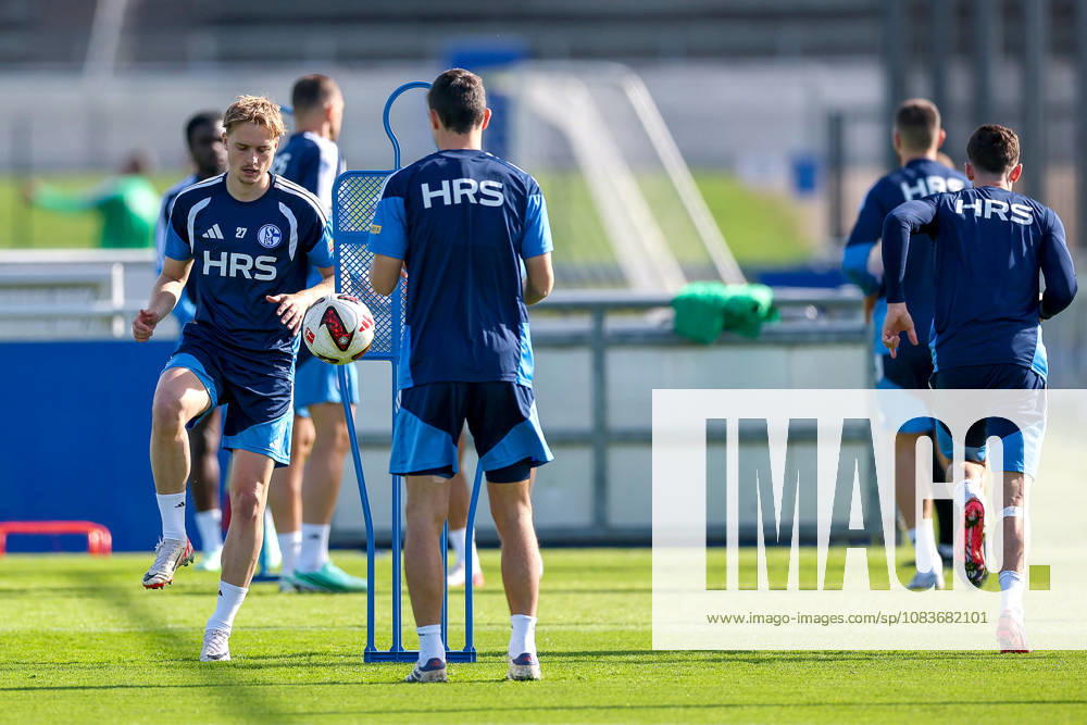 Soccer, FC Schalke 04 practice Finn Porath FC Schalke 04 Gelsenkirchen FC Schalke 04 training facility NRW Germany xRHR PHOTO YYx
