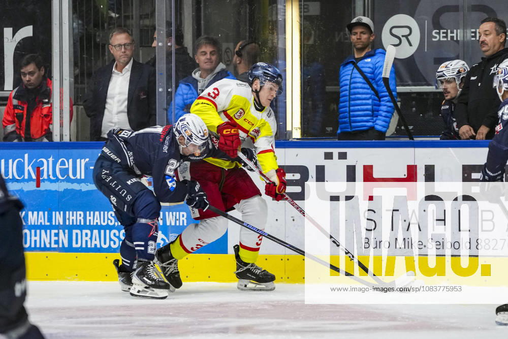 Battle for the Puck: Face-off between Matej Mrazek of the Ravensburg Towerstars, 21, and Levi Holzhausen of the Düsseldorf EG, 3, GER, Ravensburg Towerstars vs. Düsseldorf EG, Ice Hockey, DEL2 Regular Season, Matchday 3, 2026–2027 Season, September 25, 2026, GER, Ravensburg Towerstars vs. Düsseldorf EG, Ice Hockey, DEL2 Regular Season, Matchday 3, 2026–2027 Season, September 25, 2026, Ravensburg