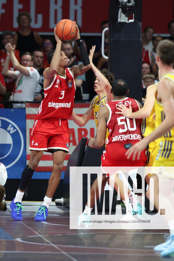 MarJon Beauchamp, FC Bayern Basketball, No. 03, with the ball, with Austin Wiley, FC Bayern Basketball, No. 50, GER, FC Bayern Basketball vs. Alba Berlin, Basketball, easycredit Basketball Bundesliga, Matchday 23, 2026–2027 Season, September 26, 2026, GER, FC Bayern Basketball vs. Alba Berlin, Basketball, easycredit Basketball Bundesliga, Matchday 23, 2026–2027 season, September 26, 2026, Munich