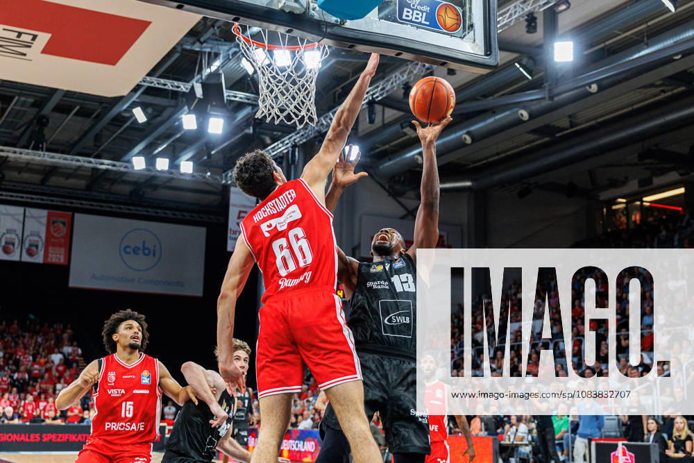 Yuval Hochstadter, BMA365 Bamberg Baskets, 66; Yorman Polas Bartolo, MHP Riesen Ludwigsburg, 13; BMA365 Bamberg Baskets vs. MHP RIESEN Ludwigsburg, Basketball, easyCredit BBL, Matchday 3, September 26, 2026 BMA365 Bamberg Baskets vs. MHP RIESEN Ludwigsburg, Basketball, easyCredit BBL, Matchday 3, September 26, 2026 Bamberg