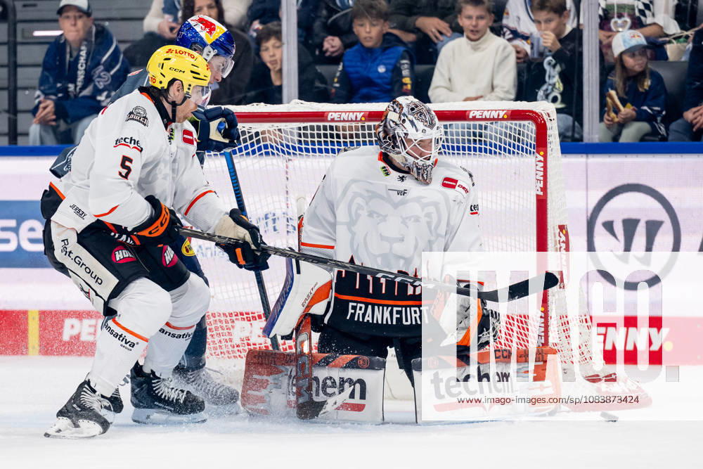 Veit Oswald, EHC Red Bull Munich, No. 27, misses a shot against Björn Krupp, Löwen Frankfurt, No. 05, and Nico Pertuch, goaltender, Löwen Frankfurt, No. 01, GER, EHC Red Bull Munich vs. Löwen Frankfurt ice hockey, DEL, 2026–2027 season, Matchday 4, September 27, 2026. Photo: HMB Media, Heike Feiner