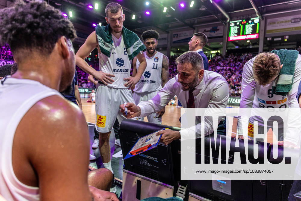 Vladimir Jovanovic of SYNTAINICS MBC, the head coach, is excited and giving instructions to Sean Flood of SYNTAINICS MBC, 05, Anthony Gaines (SYNTAINICS MBC), 11, Kris Clyburn (SYNTAINICS MBC), 21. Telekom Baskets Bonn vs. SYNTAINICS MBC, Basketball, easyCredit BBL, Matchday 3, 2026–2027, September 27, 2026 Telekom Baskets Bonn vs. SYNTAINICS MBC, Basketball, easyCredit BBL, Matchday 3, 2026–2027, September 27, 2026 Bonn