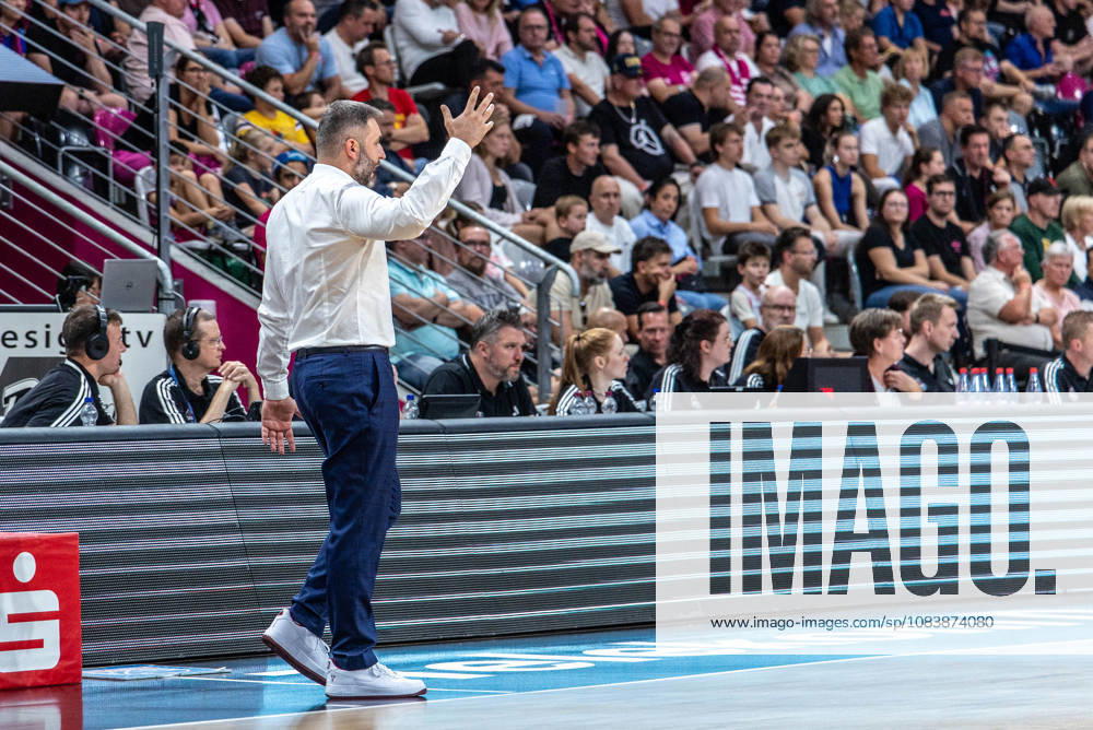 Vladimir Jovanovic, head coach of SYNTAINICS MBC, has taken off his jacket and is excited. Telekom Baskets Bonn vs. SYNTAINICS MBC, basketball, easy Credit BBL, Matchday 3, 2026–2027, September 27, 2026: Telekom Baskets Bonn vs. SYNTAINICS MBC, Basketball, easyCredit BBL, Matchday 3, 2026–2027, September 27, 2026, Bonn