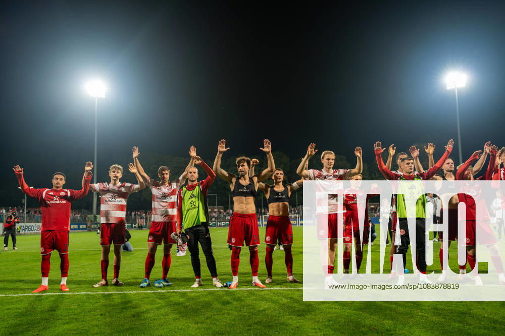 Steven van der Sloot, Fortuna Düsseldorf, 02; Elias Arden, Fortuna Düsseldorf, 38; Tim Oberdorf, Fortuna Düsseldorf, 15; Jorrit Hendrix, Fortuna Düsseldorf, 08, Fabian Schleusener, Fortuna Düsseldorf, 24, Matthias Zimmermann, Fortuna Düsseldorf, 25, Lukas Bornschein, Fortuna Düsseldorf, 04, Andreas Mueller, Fortuna Düsseldorf, 06, Erik Wekesser, Fortuna Düsseldorf, 07, Eric Hottmann, Fortuna Düsseldorf, 09, stand with their arms raised in front of the fans; Fortuna Düsseldorf vs. Schwarz-Weiss Alstaden, soccer, Lower Rhine Cup, 2nd round, 2026–27 season, September 23, 2026, DFL regulations prohibit any use of photographs as image sequences and or quasi-video. Fortuna Düsseldorf vs. Schwarz-Weiss Alstaden, soccer, Lower Rhine Cup, 2nd round, 2026–27 season, September 23, 2026, Düsseldorf