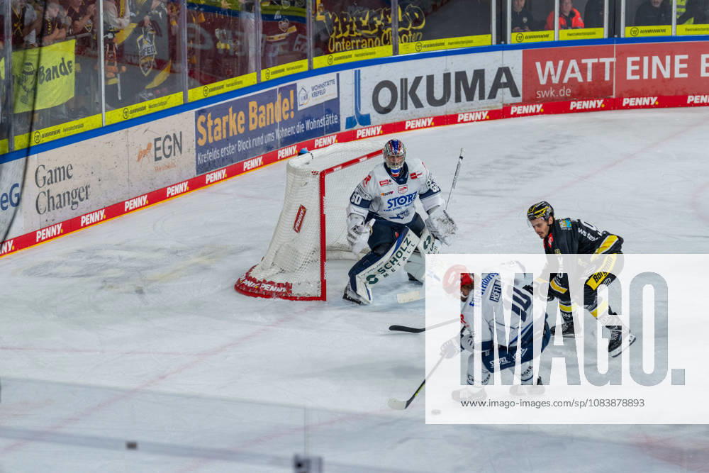 Joacim Eriksson, Schwenninger Wild Wings, 60; Mirko Hoefflin, Schwenninger Wild Wings, 10, in a one-on-one battle with Mathew Santos, Krefeld Pinguine, 95; Krefeld Pinguine vs. Schwenninger Wild Wings, ice hockey, PENNY DEL, Matchday 4, 2026–2027 season, September 27, 2026 Krefeld Pinguine vs. Schwenninger Wild Wings, Ice Hockey, PENNY DEL, Matchday 4, 2026–2027 season, September 27, 2026, Krefeld