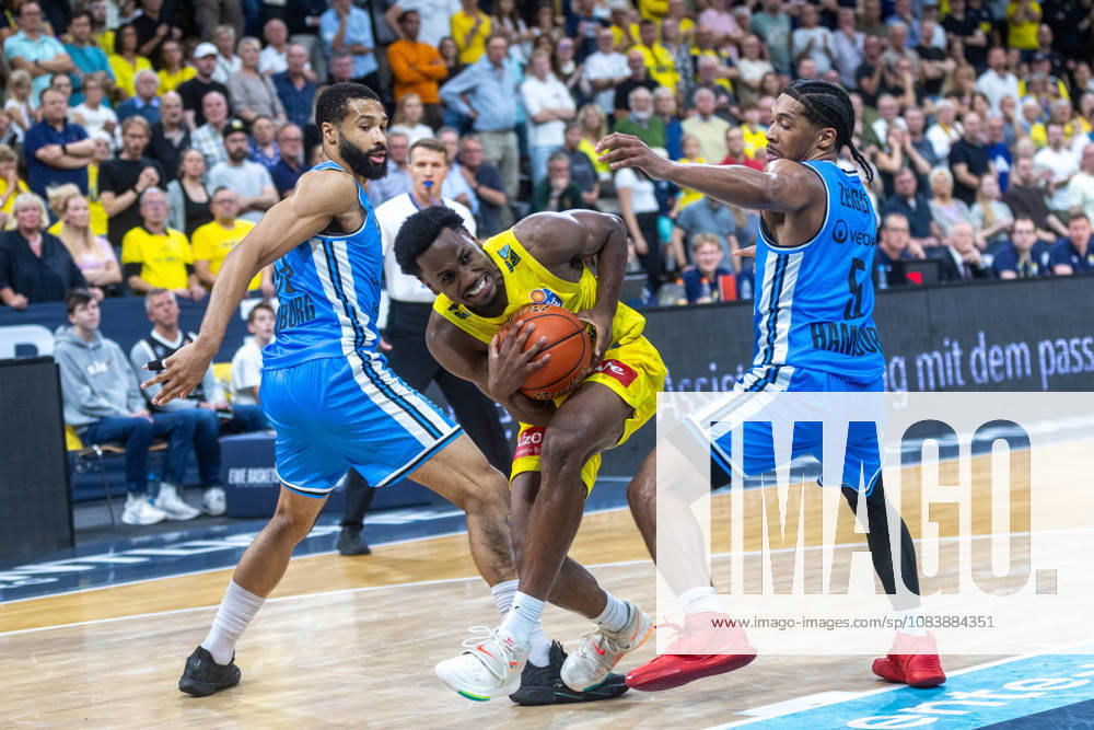 Oldenburg, Lower Saxony, Germany, September 27, 2026, Jeremy Roach (center), EWE Baskets Oldenburg, and Zakai Zeigler (right), Veolia Towers Hamburg; EWE Baskets Oldenburg vs. Veolia Towers Hamburg; Basketball 1; Basketball Bundesliga; 2026–2027 season; Matchday 3; Grosse EWE Arena; EWE Baskets Oldenburg vs. Veolia Towers Hamburg www.andreas-burmann.de