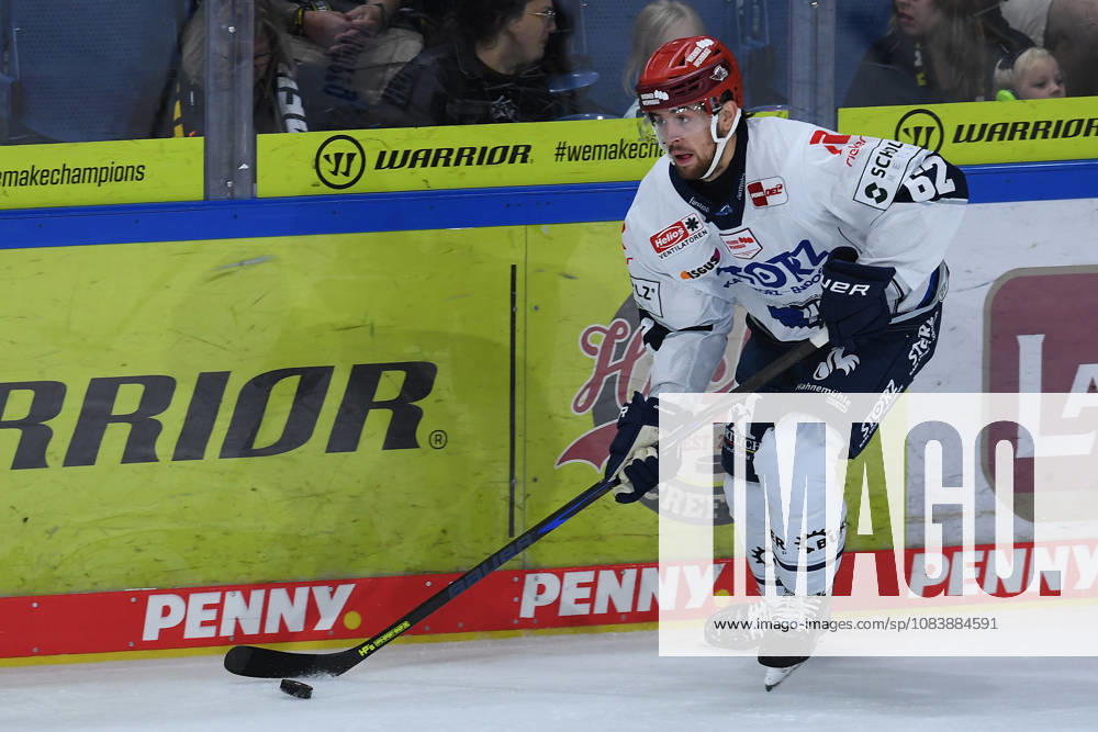 Ice Hockey: DEL Matchday 4 – Krefeld Pinguine vs. Schwenninger Wild Wings on September 27, 2026, at the Yayla Arena in Krefeld. Thomas Schemitsch, Schwenningen. In accordance with the guidelines of the DEL (German Ice Hockey League), the publication and reuse of the footage in electronic media and devices of any kind is not permitted while the game is in progress xRx