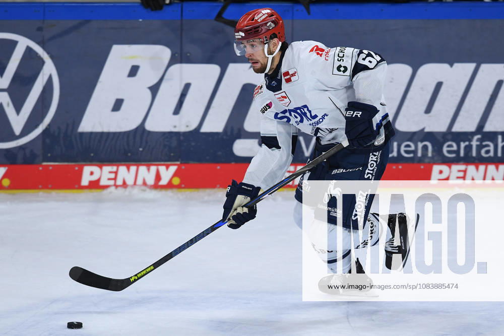 Ice Hockey: DEL Matchday 4—Krefeld Pinguine vs. Schwenninger Wild Wings on September 27, 2026, at the Yayla Arena in Krefeld. Thomas Schemitsch, Schwenningen. In accordance with the guidelines of the DEL (German Ice Hockey League), the publication and further use of the footage in electronic media and devices of any kind during the game is not permitted xRx