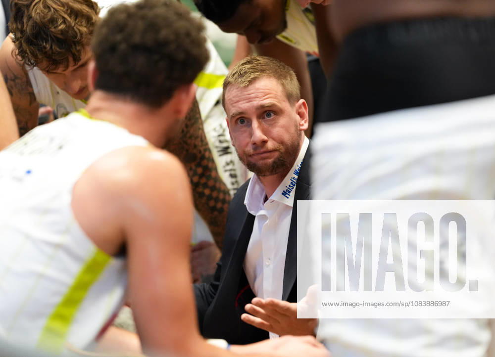 Vincent Van Sliedregt, Medikamente per Klick Bayreuth; head coach speaks with his team during a timeout, GER; EPG Baskets Koblenz vs. Medikamente per Klick Bayreuth; Barmer 2 Basketball Bundesliga, ProA, Matchday 1, 2026–27 Season, EPG Arena, Koblenz, September 27, 2026 EPG Baskets Koblenz vs. Medikamente per Klick Bayreuth, ProA, Matchday 1, 2026–27 Season, September 27, 2026, Koblenz