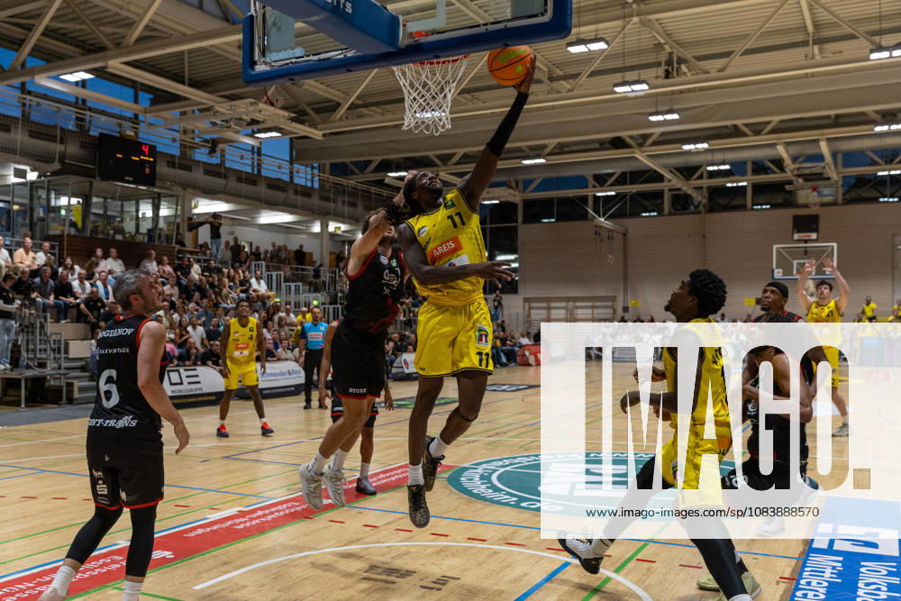 Tyrel Morgan of the Kreisbau Kirchheim Knights, 11, against Sebastian Brach of the SBB Boerde Baskets, 10, on a layup. GER, Kreisbau Knights vs. SBB Baskets, Basketball, ProA, Matchday 1, 2026–2027 season, September 26, 2026, GER, Kreisbau Kirchheim Knights vs. SBB Baskets, Basketball, ProA, Matchday 1, 2026–2027 season, September 26, 2026, Kirchheim