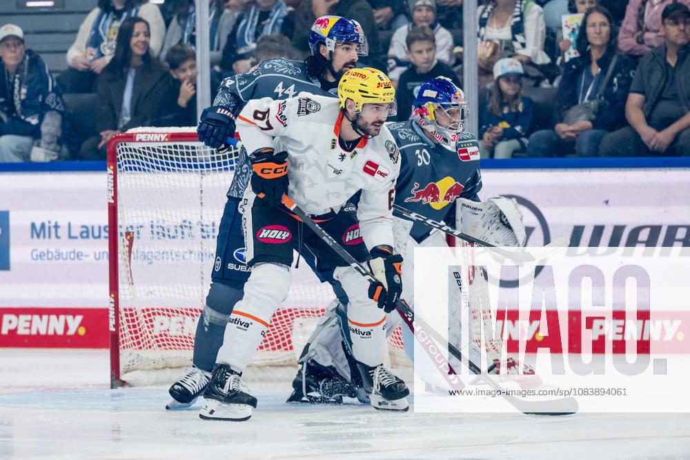 Trevor Carrick (EHC Red Bull Munich, 44) defends against Matthew Wedman (Loewen Frankfurt, 67) in front of the net of Antoine Bibeau (goaltender, EHC Red Bull Munich, 30, GER), EHC Red Bull Munich vs. Löwen Frankfurt Ice Hockey, DEL, 2026–2027 Season, Matchday 4, September 27, 2026 Photo: HMB Media, Heike Feiner