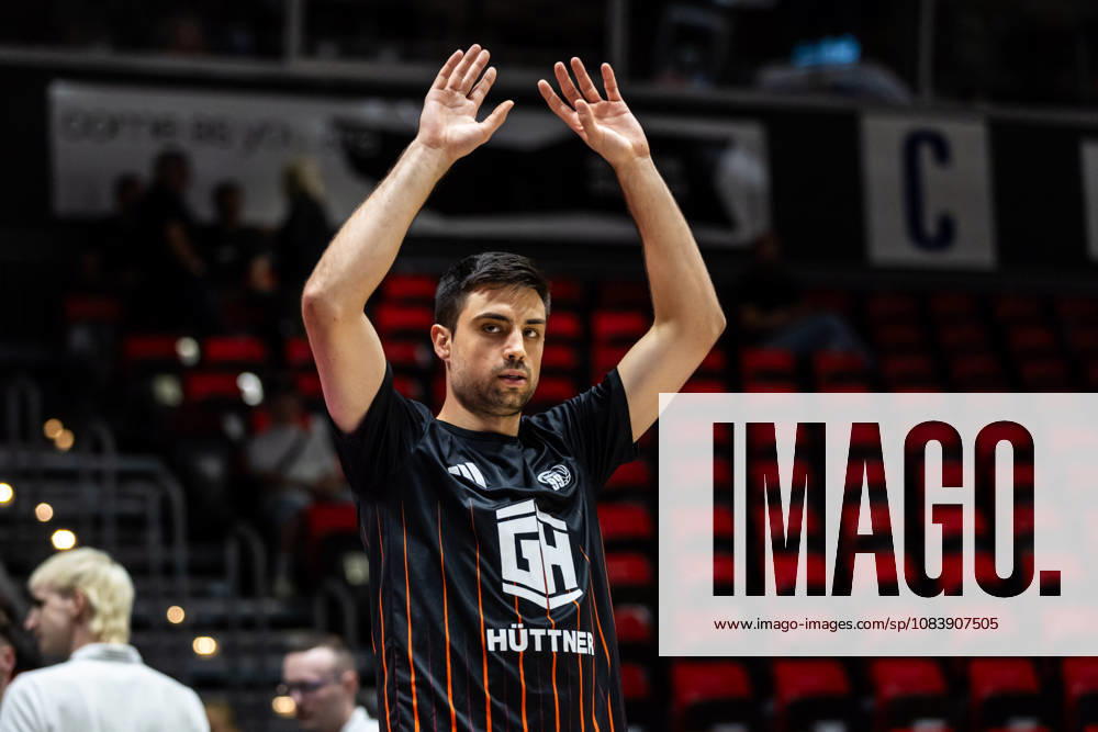 GER, BBL, easyCredit Basketball Bundesliga, Chemnitz, Niners Chemnitz vs. Phoenix Hagen, Mateo Å eriÄ‡ of the Niners Chemnitz, 21 during warm-ups at the Chemnitz Messe in Chemnitz, Saxony, Germany