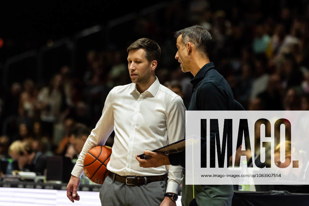 GER, BBL, easyCredit Basketball Bundesliga, Chemnitz, Niners Chemnitz vs. Phoenix Hagen; Johannes Hülsmann, Assistant Coach, Phoenix Hagen; Chris Harris, Head Coach, Phoenix Hagen; Chemnitz Messe, Chemnitz, Saxony, Germany