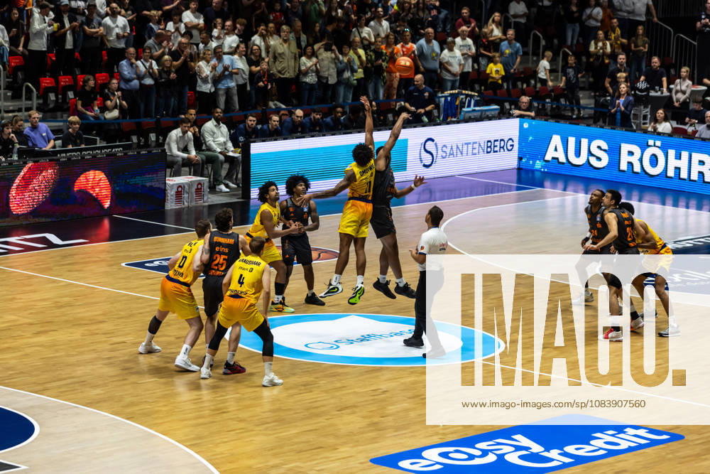 GER, BBL, easyCredit Basketball Bundesliga, Chemnitz, Niners Chemnitz vs. Phoenix Hagen tip-off, Marvin Omonigho Omuvwie (Phoenix Hagen), 11, Nighael Ceaser (Niners Chemnitz), 22, Chemnitz Messe, Chemnitz, Saxony, Germany