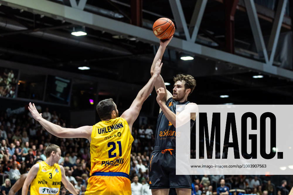 GER, BBL, easyCredit Basketball Bundesliga, Chemnitz, Niners Chemnitz vs. Phoenix Hagen, Jannis von Seckendorff (Niners Chemnitz), 90; Tim Uhlemann (Phoenix Hagen), 21, Chemnitz Messe, Chemnitz, Saxony, Germany