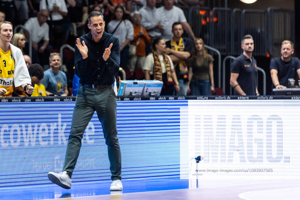 GER, BBL, easyCredit Basketball Bundesliga, Chemnitz, Niners Chemnitz vs. Phoenix Hagen, Chris Harris (coach), Phoenix Hagen applauds Chemnitz, Chemnitz Trade Fair, Saxony, Germany