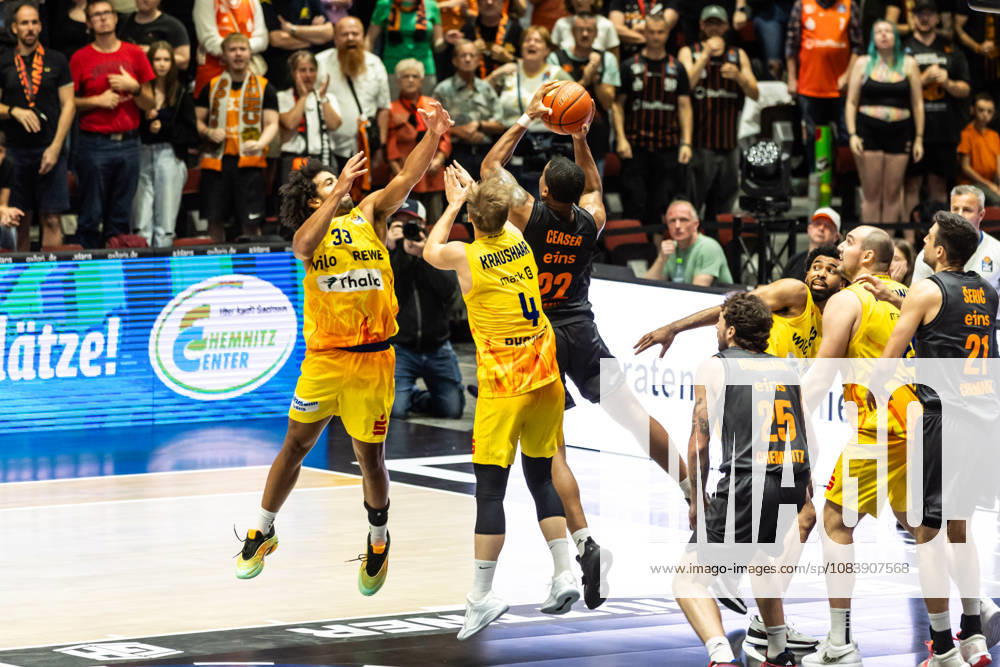 GER, BBL, easyCredit Basketball Bundesliga, Chemnitz, Niners Chemnitz vs. Phoenix Hagen, Nighael Ceaser (Niners Chemnitz), 22; Bjarne Kraushaar (Phoenix Hagen), 4; Chemnitz Messe, Chemnitz, Saxony, Germany