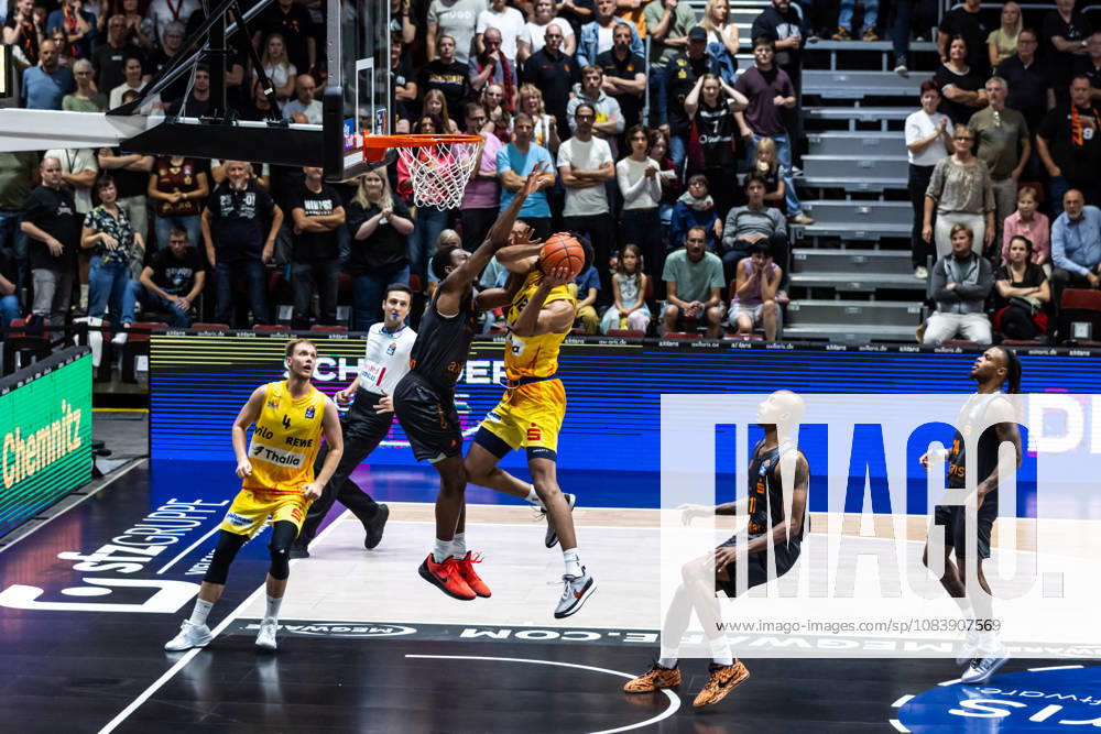 GER, BBL, easyCredit Basketball Bundesliga, Chemnitz, Niners Chemnitz vs. Phoenix Hagen, Tyler Polley (Phoenix Hagen), 12, Phlandrous Fleming Jr. (Niners Chemnitz), 1, Chemnitz Messe, Chemnitz, Saxony, Germany