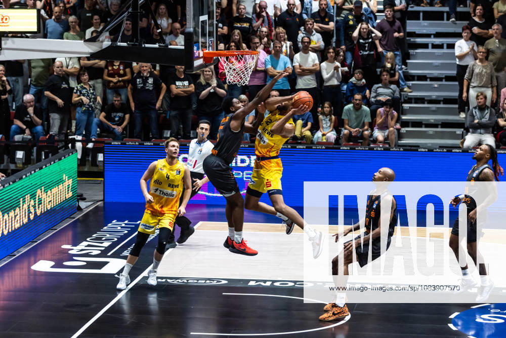 GER, BBL, easyCredit Basketball Bundesliga, Chemnitz, Niners Chemnitz vs. Phoenix Hagen, Tyler Polley (Phoenix Hagen), 12, Phlandrous Fleming Jr. (Niners Chemnitz), 1, Chemnitz Messe, Chemnitz, Saxony, Germany