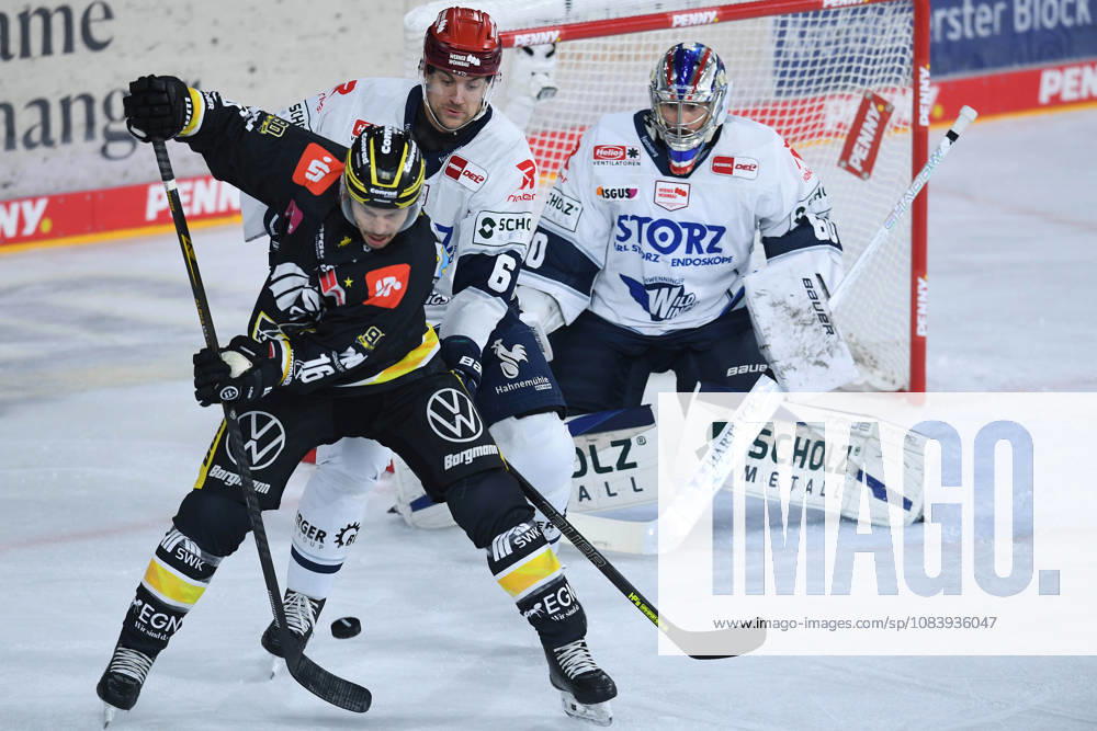 Ice Hockey: Penny DEL, Matchday 4—Krefeld Pinguine vs. Schwenninger Wild Wings on September 27, 2026, at the Yayla Arena in Krefeld. Tanner Kero (Krefeld), in the foreground: Alexander Peters (Schwenningen), in the center: Joacim Eriksson (Schwenningen), in the background: In accordance with the guidelines of the DEL (German Ice Hockey League), the publication and further use of these images in electronic media and on devices of any kind during the game are not permitted. xRx