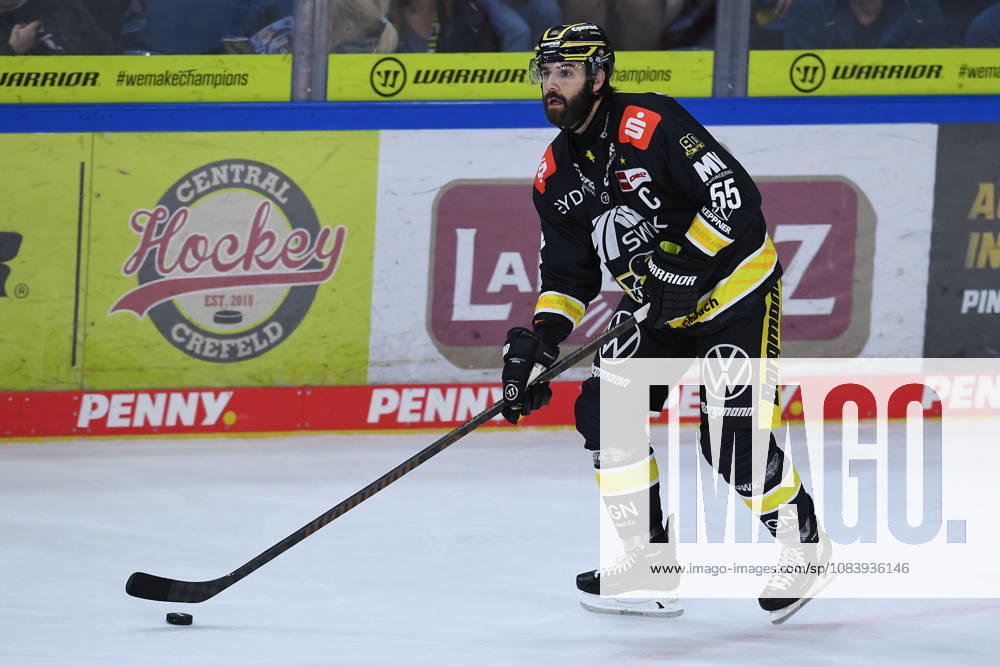 Ice Hockey: DEL Matchday 4—Krefeld Pinguine vs. Schwenninger Wild Wings on September 27, 2026, at the Yayla Arena in Krefeld. Davis Vandane, Krefeld. In accordance with the guidelines of the DEL (German Ice Hockey League), the publication and reuse of the footage in electronic media and ondevices of any kind is not permitted while the game is in progress xRx
