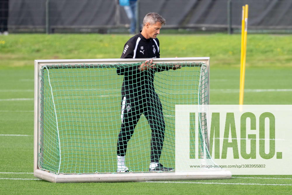 Alexander Blessin, Borussia Mönchengladbach coach, prepares an exercise for the team. Open practice: Borussia Mönchengladbach, soccer, Bundesliga, 2026–2027 season, September 29, 2026, public training session for Borussia Mönchengladbach, soccer, Bundesliga, 2026–2027 season, September 29, 2026, Mönchengladbach