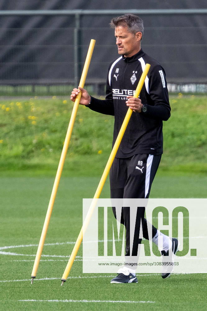 Alexander Blessin, Borussia Mönchengladbach coach, prepares an exercise for the team. Open practice: Borussia Mönchengladbach, soccer, Bundesliga, 2026–2027 season, September 29, 2026, public training session for Borussia Mönchengladbach, soccer, Bundesliga, 2026–2027 season, September 29, 2026, Mönchengladbach