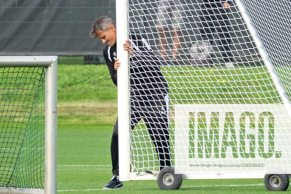 Alexander Blessin of Borussia Mönchengladbach, coach, sets up the goal for practice. Public practice session: Borussia Mönchengladbach, soccer, Bundesliga, 2026–2027 season, September 29, 2026, Borussia Mönchengladbach public training session, soccer, Bundesliga, 2026–2027 season, September 29, 2026, Mönchengladbach