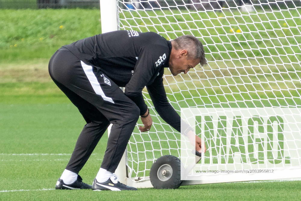 Alexander Blessin, Borussia Mönchengladbach Coach, Gets Involved in Goal-Scoring Drills; Open Practice, Borussia Mönchengladbach, Soccer, Bundesliga, 2026–2027 Season, September 29, 2026, Borussia Mönchengladbach open practice, soccer, Bundesliga, 2026–2027 season, September 29, 2026, Mönchengladbach