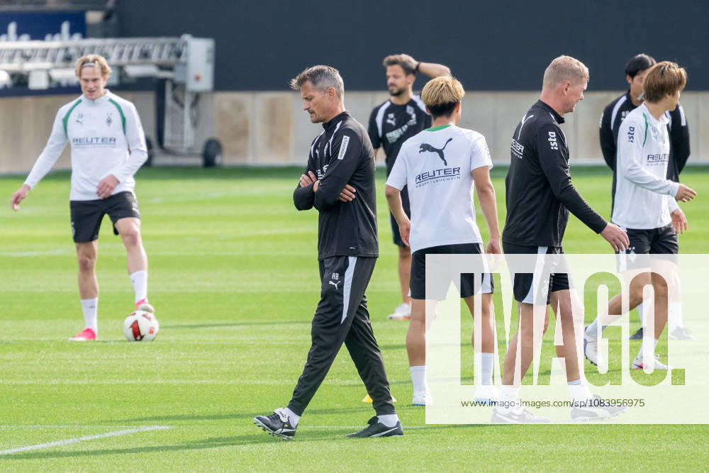 Alexander Blessin of Borussia Mönchengladbach, coach surrounded by his new team; Borussia Mönchengladbach public training session, soccer, Bundesliga, 2026–2027 season, September 29, 2026, public training session for Borussia Mönchengladbach, soccer, Bundesliga, 2026–2027 season, September 29, 2026, Mönchengladbach