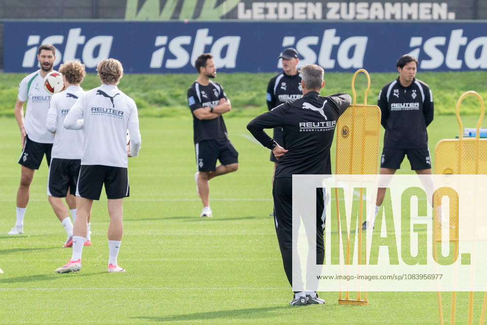 Alexander Blessin, Borussia Mönchengladbach coach, watches the first-team training session. Public training session: Borussia Mönchengladbach, soccer, Bundesliga, 2026–2027 season, September 29, 2026, Borussia Mönchengladbach public training session, soccer, Bundesliga, 2026–2027 season, September 29, 2026, Mönchengladbach