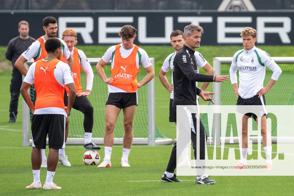 Alexander Blessin, Borussia Mönchengladbach coach, explains the drill to the players. Public training session: Borussia Mönchengladbach, soccer, Bundesliga, 2026–2027 season, September 29, 2026, public training session for Borussia Mönchengladbach, soccer, Bundesliga, 2026–2027 season, September 29, 2026, Mönchengladbach