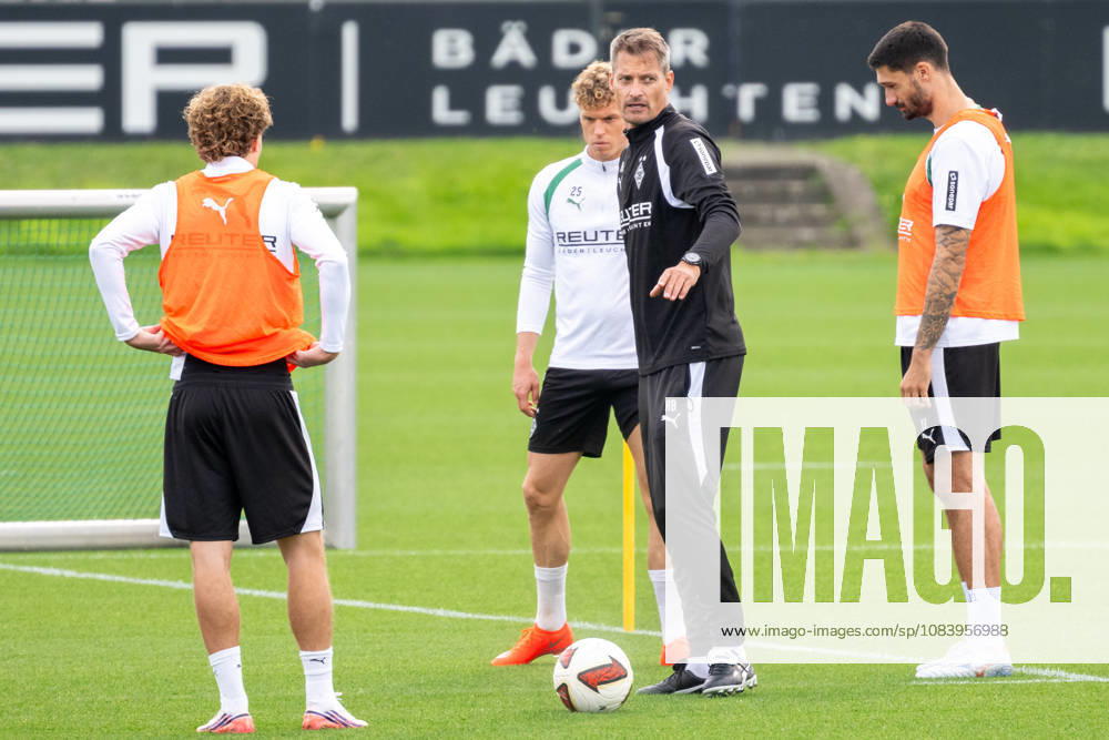 Alexander Blessin of Borussia Mönchengladbach, coach, explains to Hugo Bolin of Borussia Mönchengladbach, 38, Robin Hack (Borussia Mönchengladbach, 25) and Tim Kleindienst (Borussia Mönchengladbach, 11) demonstrate the drill during an open practice at Borussia Mönchengladbach, soccer, Bundesliga, 2026–2027 season, September 29, 2026, public training session for Borussia Mönchengladbach, soccer, Bundesliga, 2026–2027 season, September 29, 2026, Mönchengladbach