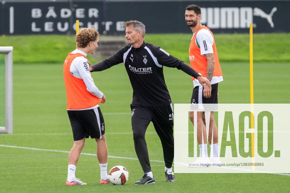 Alexander Blessin, Borussia Mönchengladbach, coach, jokes with Hugo Bolin, Borussia Mönchengladbach, 38; behind them, Tim Kleindienst, Borussia Mönchengladbach, 11. Public training session, Borussia Mönchengladbach, soccer, Bundesliga, 2026–2027 season, September 29, 2026, public training session, Borussia Mönchengladbach, soccer, Bundesliga, 2026–2027 season, September 29, 2026, Mönchengladbach