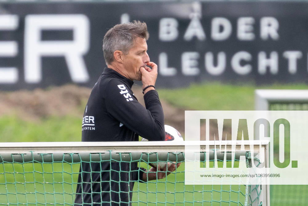 Alexander Blessin, Borussia Mönchengladbach coach, interrupts the training session. Public training session: Borussia Mönchengladbach, soccer, Bundesliga, 2026–2027 season, September 29, 2026: Borussia Mönchengladbach public training session, soccer, Bundesliga, 2026–2027 season, September 29, 2026, Mönchengladbach